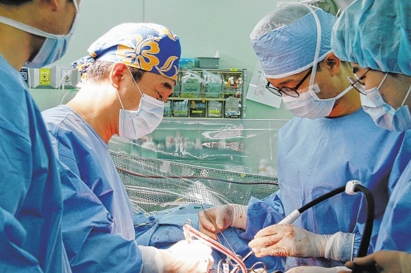 울산대학교병원은 30일 흉부외과 정종필·김윤석 교수팀이 최근 수술이 어려운 중증이상 심부전이 동반된 대동맥 판막 협착증 환자 2명에게 새로운 수술법인 '무봉합 대동맥 인공판막 치환술'을 성공했다고 밝혔다.