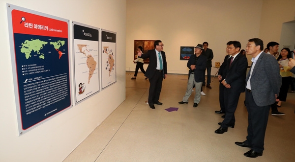울산문화예술회관은 17일 문화예술회관 제1전시장에서 한·중·남·미협회 김종관 선임이사와 이형옥 예술감독, 지역 예술단체장 등이 참석한 가운데 초청기획전시 '라틴아메리카 현대미술전' 프레스 오픈 행사를 가졌다.