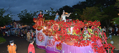 18일 제12회 울산대공원 장미축제 개막을 축하하는 장미여왕과 축하사절·시민참여 행렬의 'I LOVE U 퍼레이드'가 펼쳐지고 있다.  유은경기자 usyek@