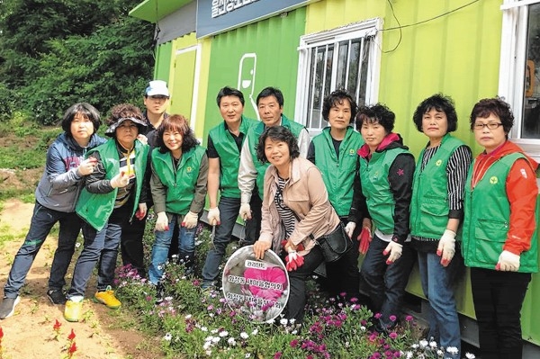 울산 동구 화정동주민센터는 지난 21일 관내 소공원 및 꽃화분 조성지에서 여름꽃 식재 활동을 펼쳤다.