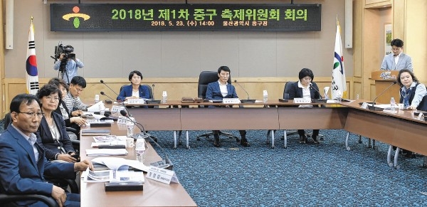 중구는 23일 구청 중회의실에서 김화진 중구 부구청장을 비롯해 추진위원 10여명이 참석한 가운데 '2018년 제1차 중구축제위원회 회의'를 개최했다.