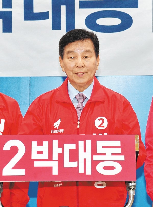 자유한국당 박대동 북구 국회의원 재선거 후보는 24일 시의회 프레스센터에서 기자회견을 열고 '북구 교통허브망 구축' 정책공약을 발표하고 있다.