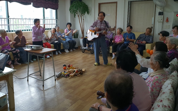 북구보건소는 지난 11일부터 14일까지 노인의료복지시설 치매사랑방에서 음악치료활동을 하고 있다. 북구어르신행복마을에서 진행된 음악치료 모습.