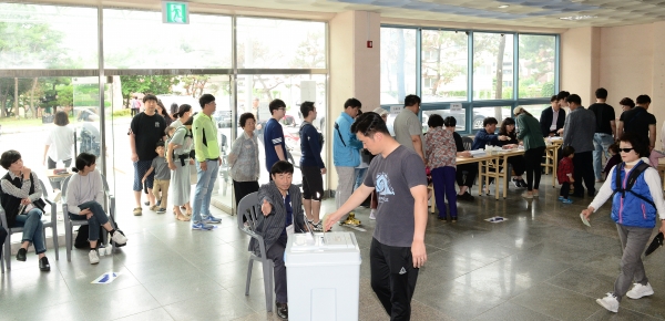 6·13 지방선거 투표일인 13일 울산고등학교 체육관에 마련된 중구 복산2동 제2투표소에서 유권자들이 길게 줄지어 서 투표를 하고 있다.