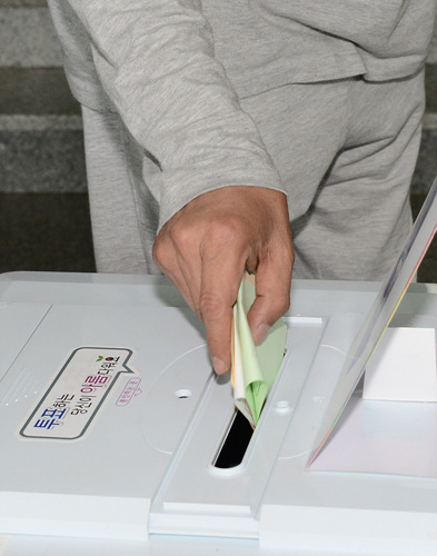 투표하는 유권자의 아름다운 손.