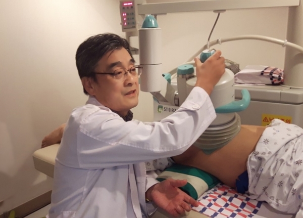 동강병원 비뇨의학과 김하영 의학박사가 요로결석 환자를 진료하고 있다.
