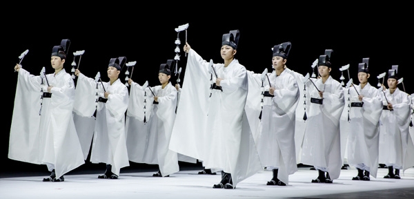 국립무용단은 오는 23일 오후 7시 울산문화예술회관 대공연장에서 '향연'을 공연한다.