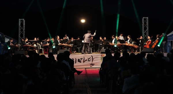 (사)한국국악협회 울산광역시지회가 펼치는 '2018 우리가락 우리마당 야외상설공연'이 오는 23일 막을 올린다. 사진은 지난해 공연 모습.