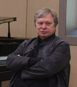 해외 순회연주를 마치고 돌아온 울산시향 지휘자 니콜라이 알렉세예프는 11일 울산문예회관에서 해외공연 소감과 오는 13일 선보일 '마스터피스 시리즈 3'에 대한 포부를 밝혔다.