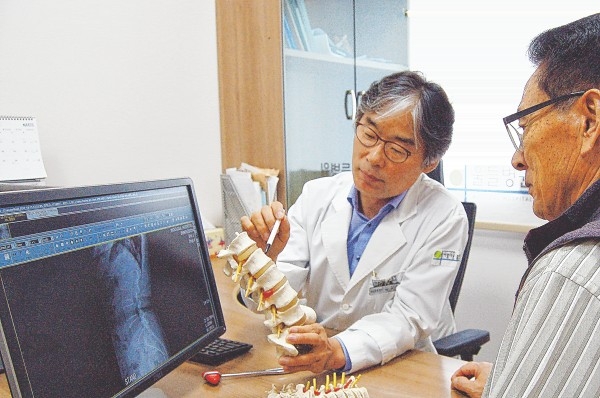 울들병원 임춘수 원장·신경외과 전문의가 환자에게 척추 디스크 질환 설명을 해주고 있다.
