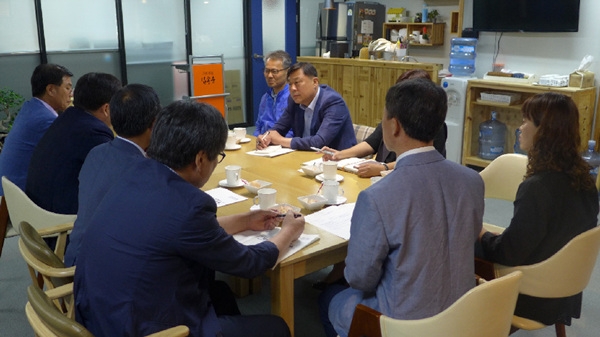 민중당 김종훈 의원은 9일  지역 사무실에서 동구청 엄주권 부구청장 등과  내년도 국비예산 등 주요 현안사업 관련해 간담회를 가졌다.