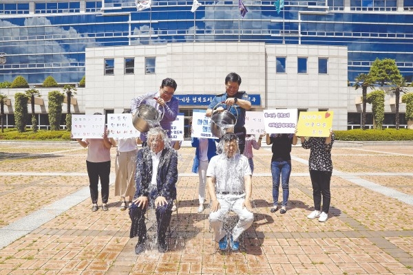 이상헌 국회의원(울산 북구·더불어민주당·왼쪽)과 이동권 북구청장이 17일 북구청 광장에서 '아이스버킷 챌린지'에 동참했다.