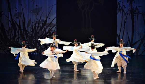 '울산학춤보존회'가 2018년 정기공연 '춤 보러가자Ⅳ'를 오는 26일 오후 7시 30분 울산문화예술회관 소공연장에서 마련한다.