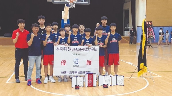 울산 화봉중학교 농구팀이 제48회 추계전국남녀중고농구연맹전 남중부 우승을 차지했다.