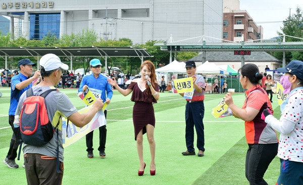 가수 '신세령'씨의 흥겨운 트로트 공연을 즐기는 참가자들.