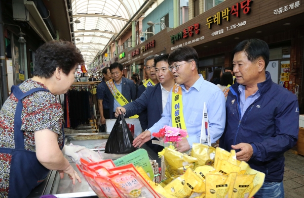 19일 김진규 남구청장이 남구 야음상가시장을 방문해 지역자생단체들과 함께 전통시장 활성화를 위한 추석맞이 전통시장 장보기를 하고 있다.