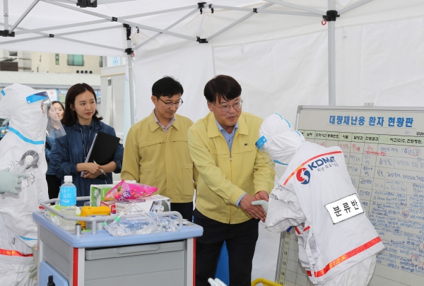 20일 김진규 남구청장이 종하체육관에서 열린 '2018년 월성원전 방사능방재 합동훈련'에 참석해 참가자들을 격려하고 있다.