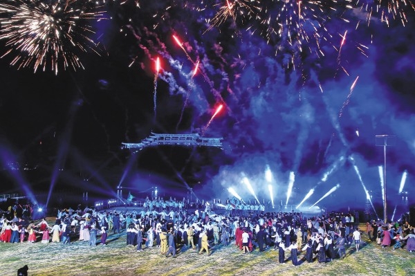 지난 12일부터 2일간 영남루와 밀양강 일원에서 펼쳐진 '2018 가을 밀양강 오딧세이' 공연이 1만5천여명의 관람객을 모은 가운데 성황리에 막을 내렸다.