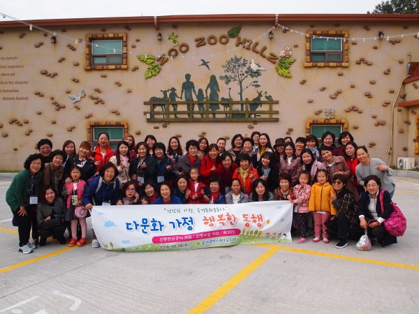 울산시새마을부녀회(회장 권오명)는 16일 결혼이주여성과 부녀회 회원 46명이 생활 멘토를 맺고 김해시 일원으로 전통 생활문화 체험 및 탐방을 다녀왔다.