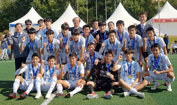 울산현대고등학교가 제99회 전국체전 마지막날인 18일 축구 3연패를 달성하면서 대미를 장식했다.