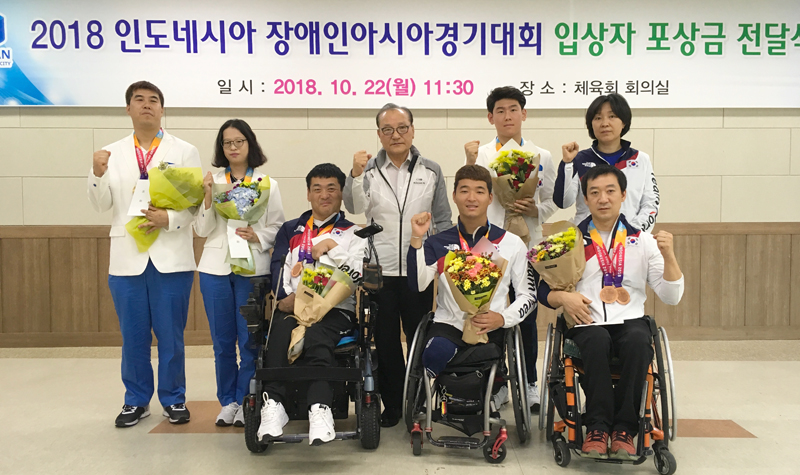 울산광역시장애인체육회는 22일 체육회 회의실에서 '2018 인도네시아 장애인아시아경기대회 입상자 포상금 전달식'을 개최했다.