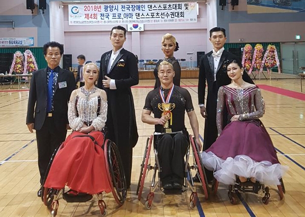 울주군은 군 장애인 댄스 스포츠팀이 2018 광양시 전국장애인 댄스스포츠대회에서 3개 부분 1위를 차지했다고 22일 밝혔다.