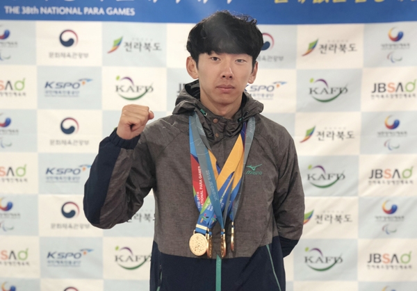 울산장애인육상실업팀 허동균 선수가 29일 10㎞ 마라톤 DB 금메달을 따 4관왕에 올랐다.
