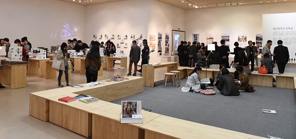 '제2회 울산건축문화제'가 오는 11월 1일부터 6일까지 울산문화예술회관에서 열린다. 사진은 지난해 행사장 전경.