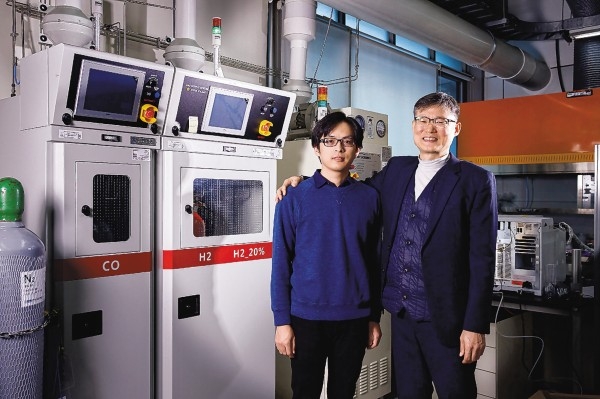 백종범(오른쪽) UNIST 에너지 및 화학공학부 교수팀은 백금 가격의 4%에 해당하는 새로운 촉매 물질, '루테늄엣그래핀'를 개발했다.