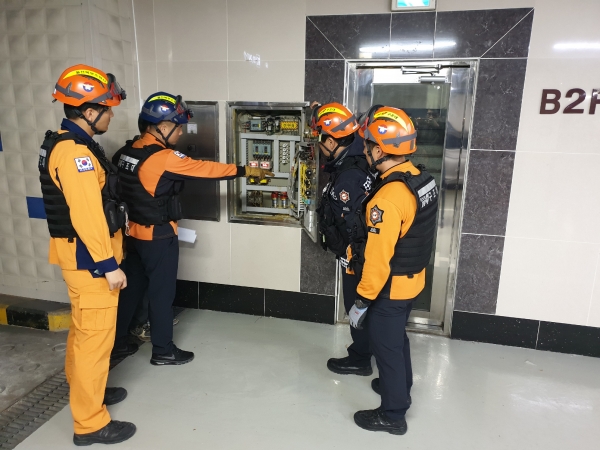 울산 북부소방서(서장 이인동) 구조대는 13일 천곡동 코아루아파트에서 아파트 지하주차장 화재 대응 훈련을 실시했다.
