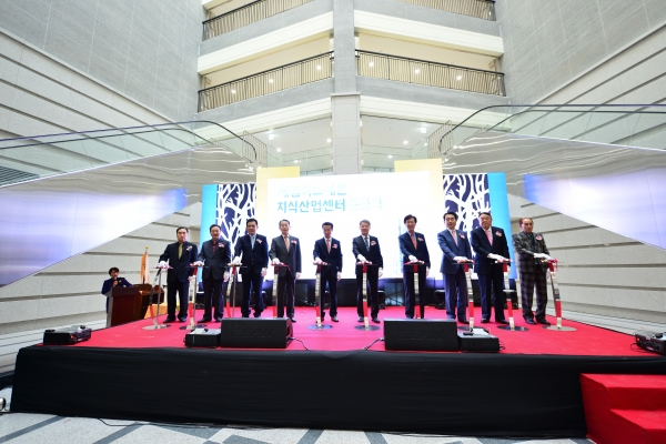 우정혁신도시 첫 지식산업센터인 '세영 이노세븐'이 19일 준공식을 갖고 본격 운영에 들어갔다.