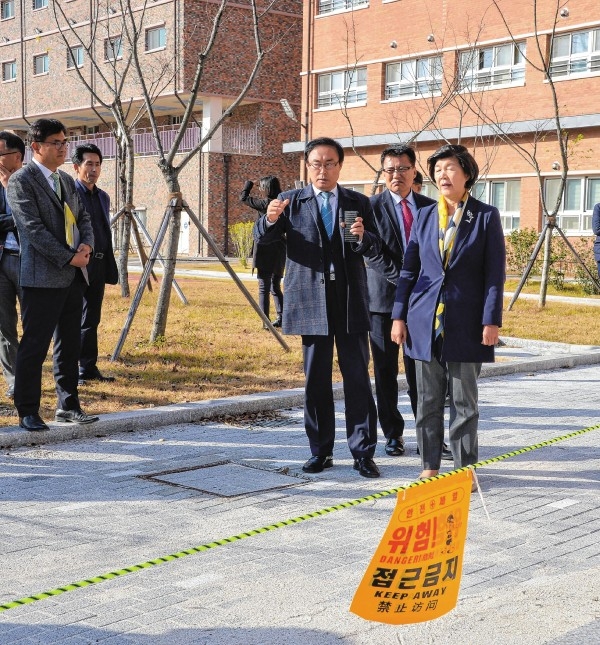 울산광역시교육청은 11월 19일 오후 울산스포츠과학중고를 방문해 학교 관계자들과 안전진단 점검을 실시했다.