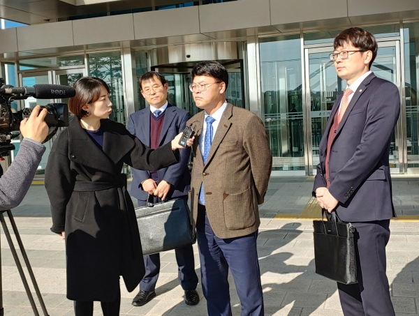 공직선거법 위반 혐의를 받고 있는 김진규 남구청장이 27일 울산지방검찰청에서 조사를 받기 전 기자들의 질문에 답변하고 있다.