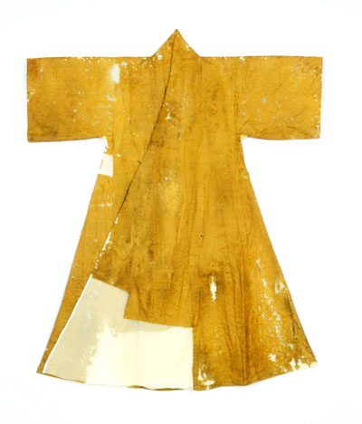국가민속문화재 제37호 학성 이천기 일가묘 출토복식 중 난봉화문단 겹장옷.