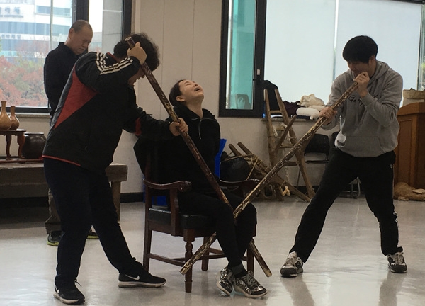 울산문화예술회관은 오는 8일~9일 문예회관 소공연장에서 '살티 그리고 장대벌-울산산티아고'을 공연한다. 사진은 공연을 앞두고 연습 중인 배우들의 모습.