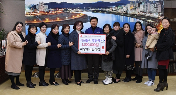 파랑새어린이집(원장 박천영)은 6일 울산 중구청 2층 구청장실에서 사랑의 후원금 100만원을 전달했다.