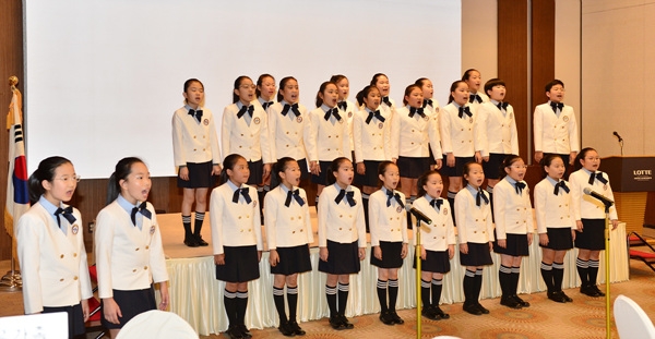 '울산 중구 소년소녀 합창단'이 '고향의 봄'을 부르며 서덕출 문학상을 축하하고 있다.