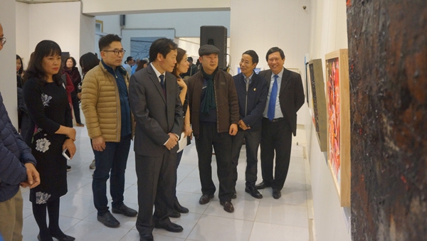 울산미술협회는 오는 17일까지 베트남 하이퐁 미술관에서 교류전시를 개최한다. 사진은 지난 10일에 열린 개막식에서 전시를 관람중인 작가들의 모습.