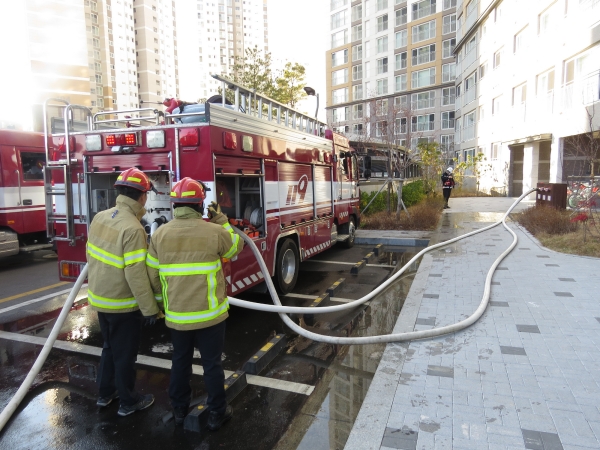 온산소방서는 지난 14일 온양 서희스타힐스 아파트 106동에서 고층아파트 현장적응 소방훈련을 실시했다.