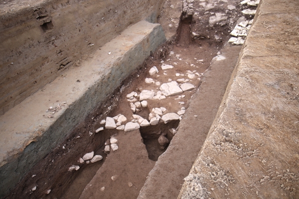국립문화재연구소는 반구대 암각화 일대에서 시굴조사를 진행해 통일신라시대 건축물 흔적을 발견했다고 19일 밝혔다. 사진은 반구대 암각화 전망대 오른쪽에서 나온 통일신라시대 석렬.