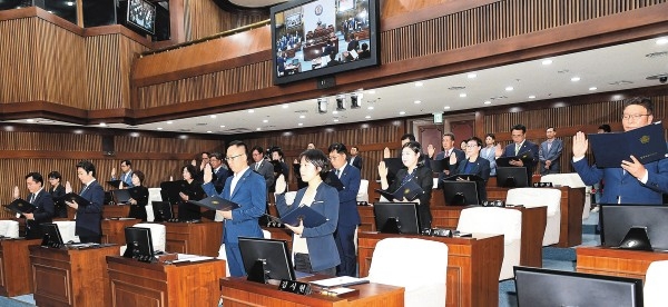제7대 울산시의회 개원식에서 시의원들이 의원선거를 하고 있다.