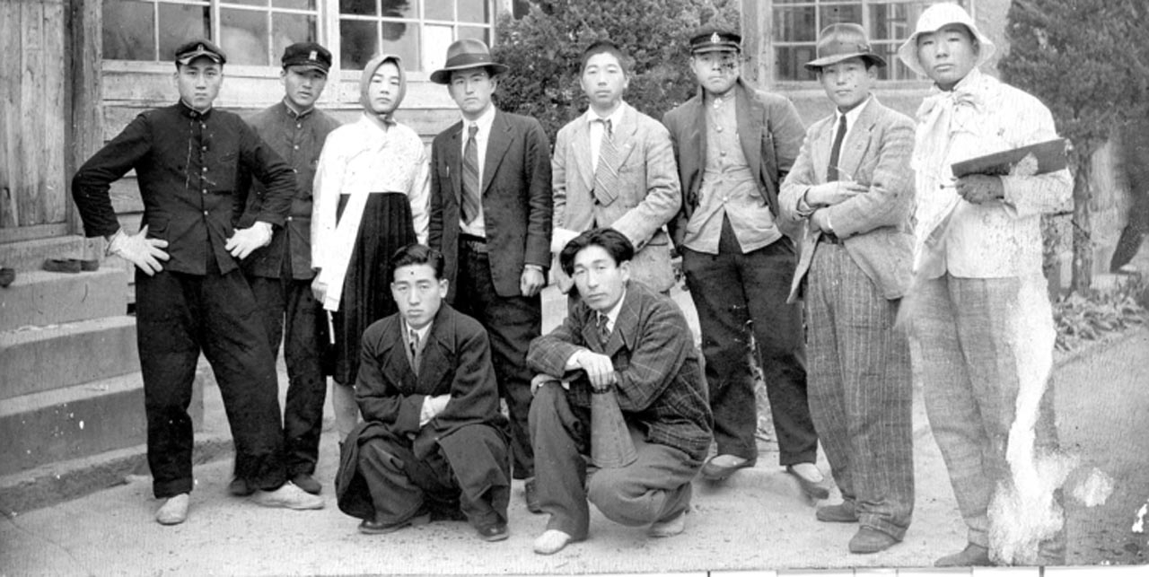 방어진수산중학교에서 연극 사육신 지도 당시 학생들과 촬영한 사진.