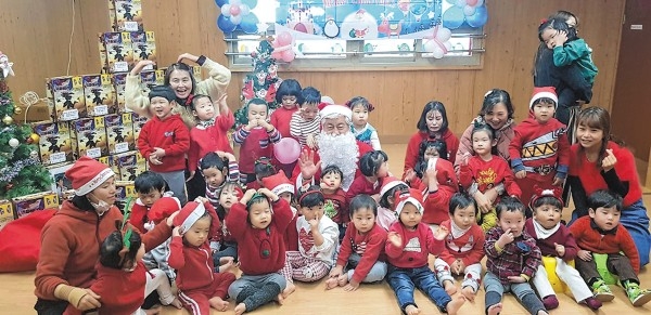 더불어민주당 이상헌 의원이 지난 24일 울산 북구의 인애어린이집을 방문, 일일 산타로 변신해 어린이들과 즐거운 시간을 보냈다.
