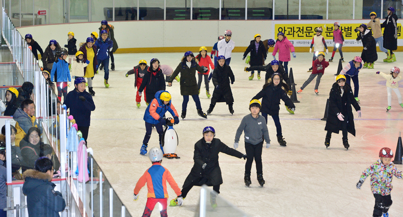 6일 울산과학대학교 동부캠퍼스 아산체육관 아이스링크를 찾은 어린이들과 시민들이 추위도 잊은 채 신나게 스케이트를 타며 즐거운 주말을 보내고 있다.      유은경기자 usyek@