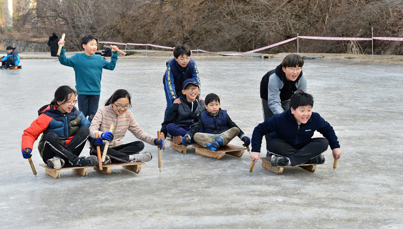 포근한 날씨를 보인 11일 울주군 삼동면 보은리 논에 조성된 스케이트장을 찾은 어린이들이 얼음썰매를 타며 즐거운 시간을 보내고 있다.  유은경기자 usyek@
