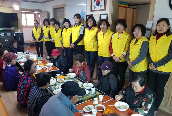 울산 동구 일산동 아동·여성안전지킴이단(단장 김행자)은 16일 일산경로당을 방문해 어르신 30명을 모시고 떡국과 다과를 대접했다.