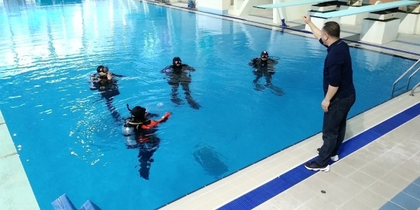 울산 중부소방서(서장 강희수) 119구조대는 16일 문수수영장에서 구조대장 등 전 직원이 참여한 가운데 '수난사고 대비 잠수적응 훈련'을 실시했다.