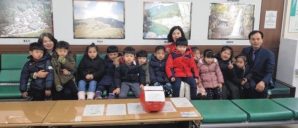 양산시 소주동 아이소리어린이집은 지난 15일 원생과 교직원들이 함께 소주동행정복지센터를 방문해 돼지저금통을 함께 기탁했다.