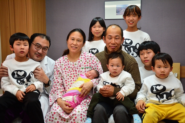 보람병원은 2006년 첫 아이 출산을 인연으로 둘째, 셋째, 넷째, 다섯째, 여섯째에 이어 지난 17일 오후 3시 52분 2.75kg 일곱째인 건강한 여아를 출산한 쩡쉔홍·김민술 부부에게 병원비 전액지원과 함께 축하선물을 전달했다.