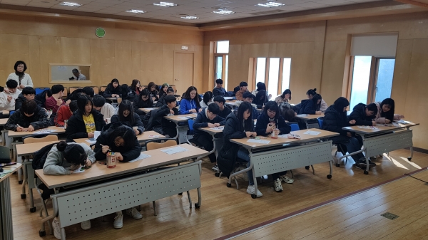 북구자원봉사센터의 겨울방학 청소년 자원봉사 '꿈망울학교'가 지난 14일부터 자원봉사센터 강당에서 열리고 있다.